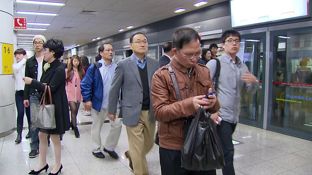 韩国首尔的地铁车站视频素材