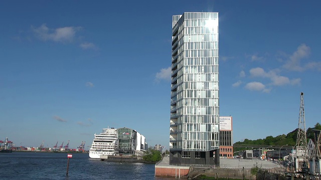 MS Shot of Elbe river and Kristall building, Grobe Elbstrabe / Hamburg，德国视频素材