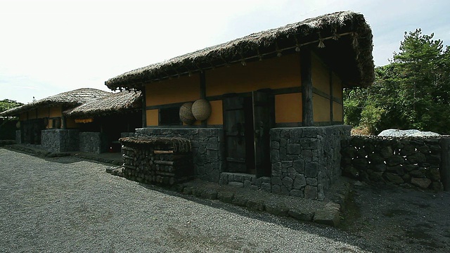 韩国济州岛传统村庄的PAN屋顶茅草屋视频素材