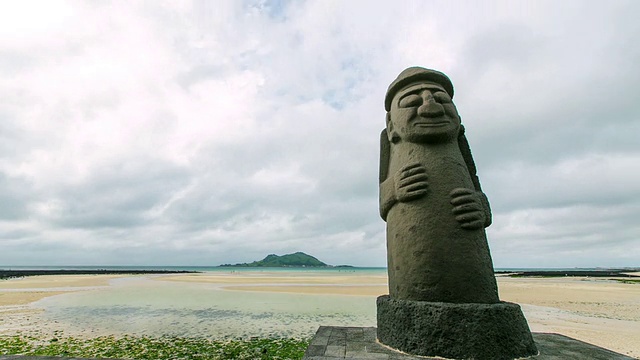 韩国济州岛/济州岛的WS T/L Dolharubang(传统的济州岛老人石像)Harubang和云景视频素材