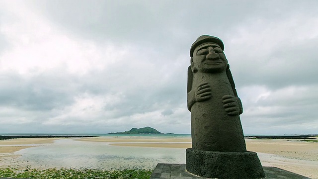 韩国济州岛/济州岛WS T/L TU Dolharubang(传统的济州岛老人石像)Harubang和云景视频素材