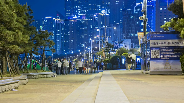 韩国釜山，晚上在海云台散步的人们视频素材