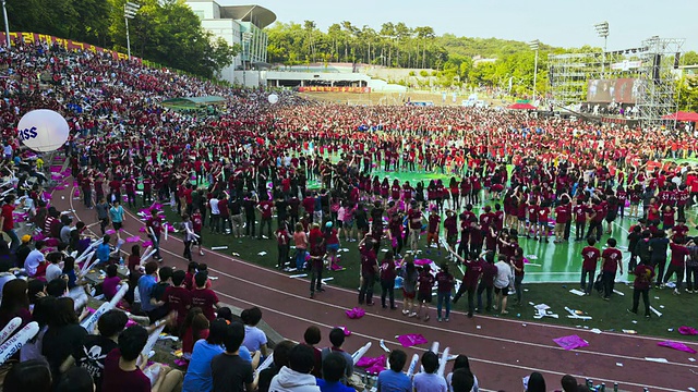 MS T/L年轻的学生们在韩国首尔的节日里享受和欢呼视频素材