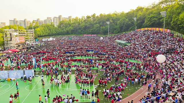 WS T/L年轻的学生享受和欢呼节日/首尔，韩国视频素材