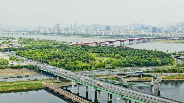 韩国首尔森林地区的WS T/L桥上的交通视频素材