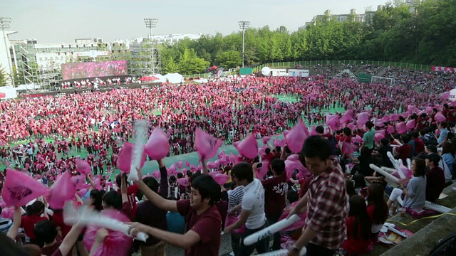 WS青年学生在韩国首尔的节日中欢呼和享受视频素材