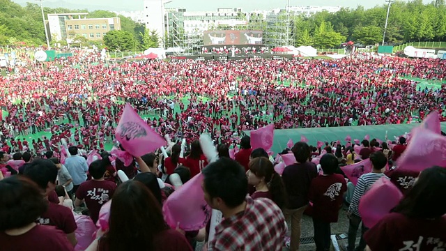 WS青年学生在韩国首尔的节日中欢呼和享受视频素材