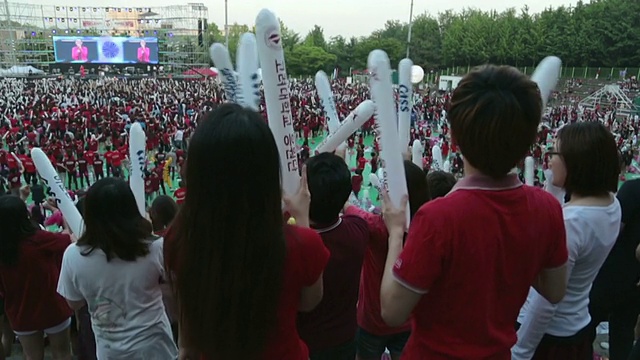 MS SLO MO Young Students在韩国首尔的节日中欢呼视频素材