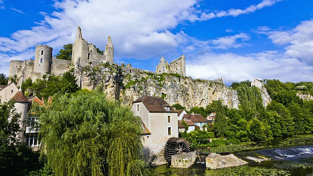 WS T/L在anglin城堡上移动的云/ anglin城堡上移动的云，Poitou-Charentes，法国视频素材