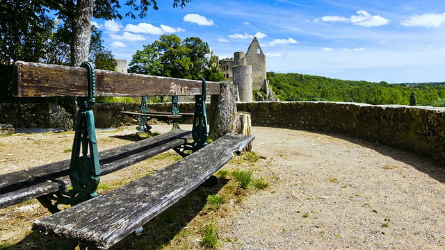 法国Poitou-Charentes的La Huche Corne和Castle / Angles sur L 'Anglin的MS T/L POV长凳视频素材