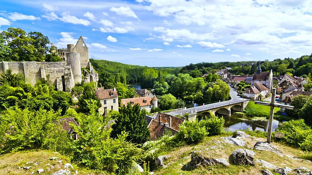 WS T/L POV拍摄的角度在anglin村/角度在anglin, Poitou-Charentes，法国视频素材