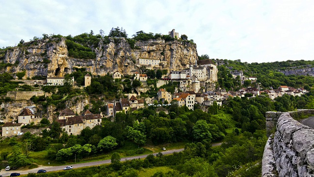 WS T/L POV云在Rocamadour(联合国教科文组织世界遗产)/ Rocamadour，中比利牛斯，法国视频素材