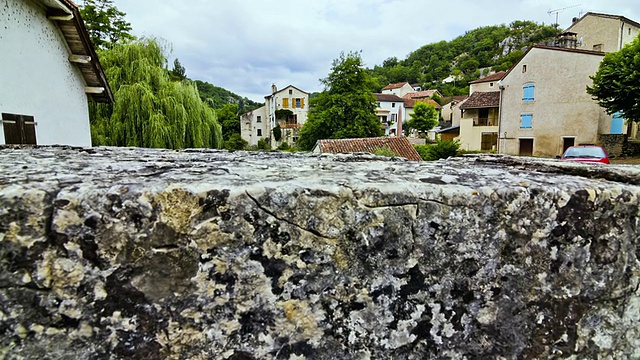 MS T/L TU拍摄的老房子前的小瀑布/ Le Bourg，中比利牛斯，法国视频素材