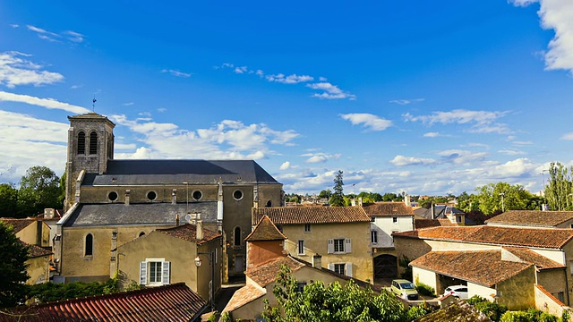 MS T/L TU云在Vouille村和church / Vouille, Poitou-Charentes，法国视频素材