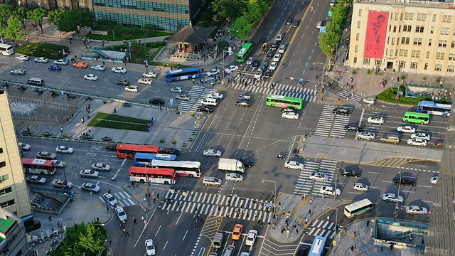 韩国首尔市中心光华门十字路口的交通状况视频素材