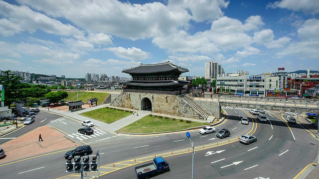 韩国京畿道水原(联合国教科文组织世界遗产)水原江庵门上的交通视频素材