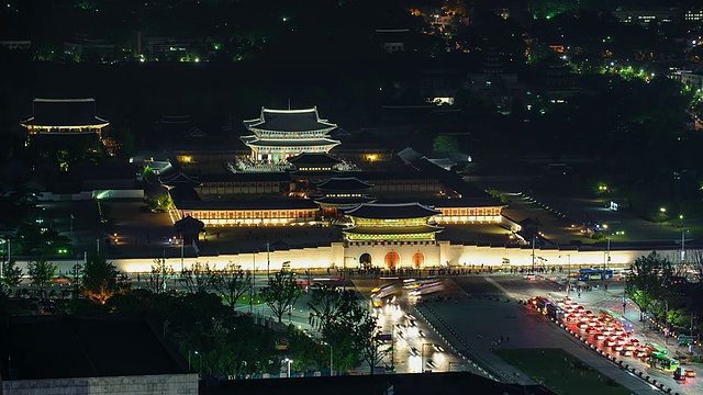 这是韩国首尔京福宫(gyeongbokung Royal Palace)前车流的照片视频素材