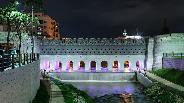 水原南sumun水门(联合国教科文组织世界遗产)夜间拍摄/水原，京畿道，韩国视频素材