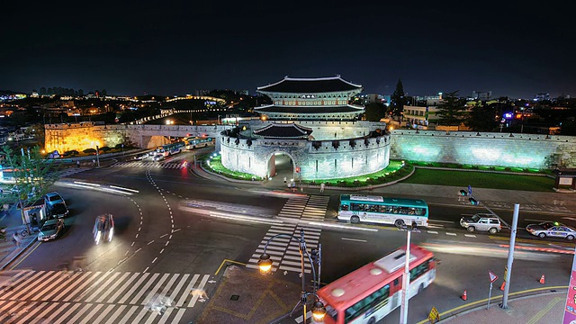 在韩国京畿道水原市的水原城堡(联合国教科文组织世界遗产)的江安门门前，夜间的交通状况视频素材