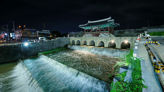 WS T/L水原城堡(联合国教科文组织世界遗产)的花洪门水门夜景/韩国京畿道水原视频素材