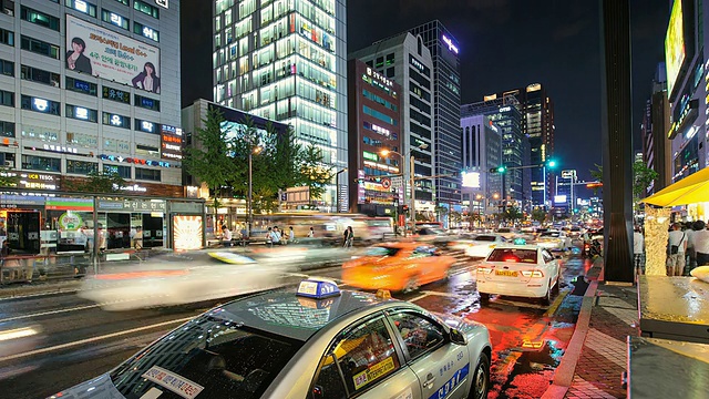 韩国首尔，夜间江南地区的交通和人群视频素材