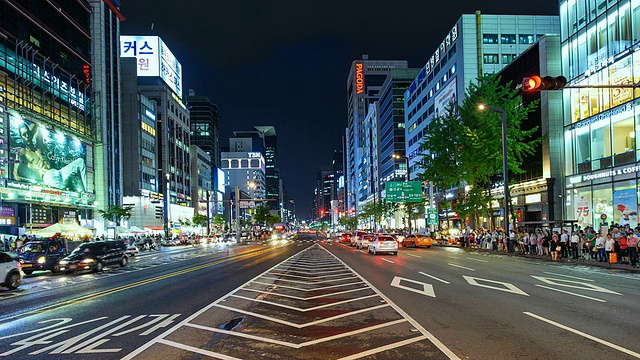 韩国首尔，夜间江南地区的交通和人群视频素材