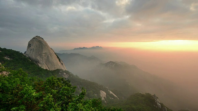 WS T/L云移动在北韩山Insubong峰/首尔，韩国视频素材