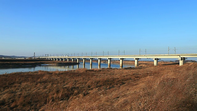 WS韩国特快列车驶过韩国忠清南牙山新水水库大桥视频素材