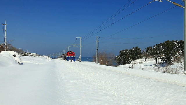 WS韩国特快列车通过雪和视频素材