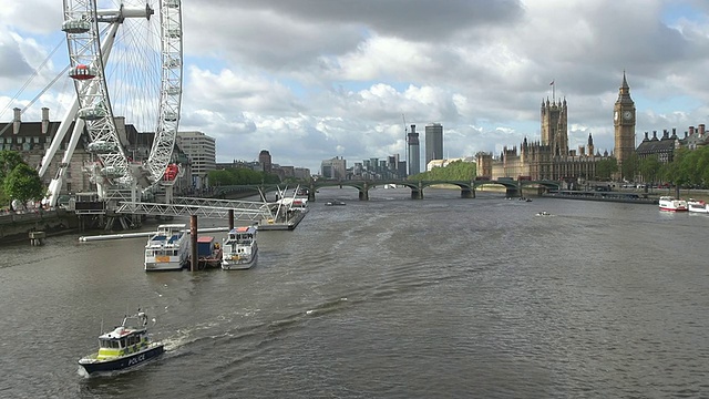 英国伦敦泰晤士河上的伦敦眼和大本钟视频素材