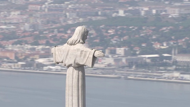 葡萄牙塞图巴尔的“Cristo Rei”和塔霍河/阿尔玛达的WS AERIAL DS ZI视图视频素材