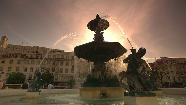 MS Fountain on Rossio Square晚上/葡萄牙里斯本视频下载