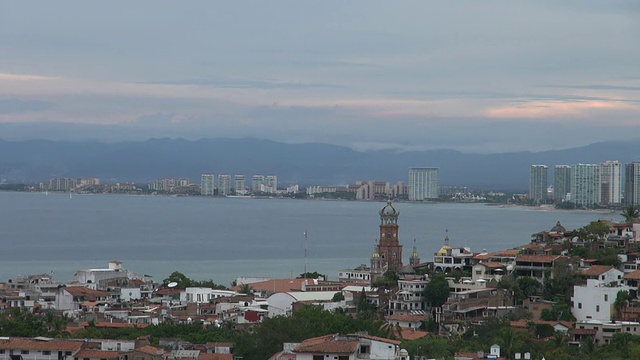 在巴亚尔塔港的广阔的蓝色海洋风景锁定视频素材