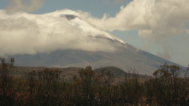 科托帕希火山被云层覆盖视频下载