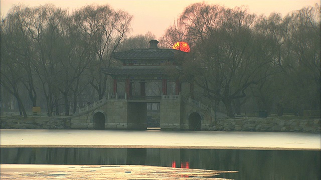 长镜头静态-日落在颐和园后面，它反映在昆明湖。中国/北京视频素材