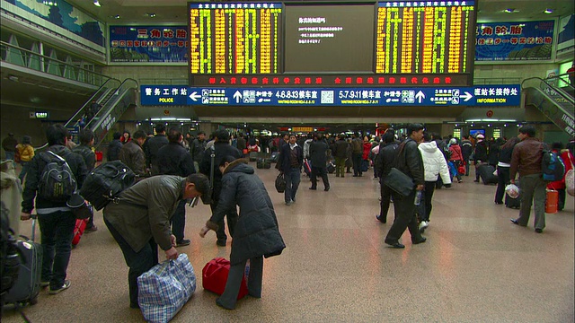 广角静态镜头-人群通过一个大型地铁站。中国/北京视频素材