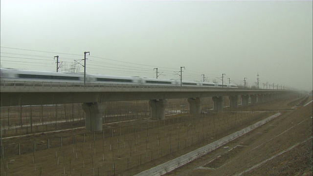 一列高速列车在高架轨道上快速行驶。中国/北京、青岛、视频素材