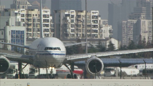 长镜头静态-一架中国航空公司的客机在停机坪上转弯。/上海,中国视频素材