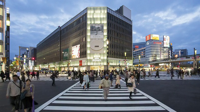 日本东京银座十字路口的交通和行人视频素材