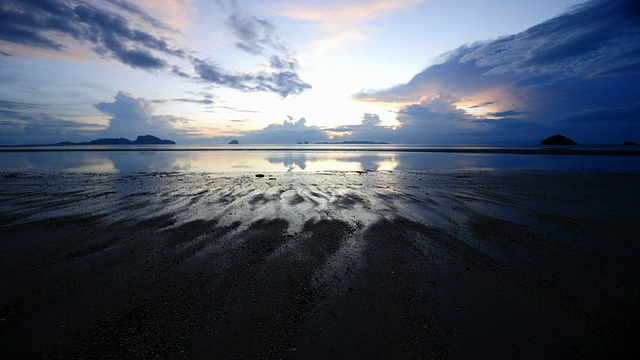 美丽的日落在热带海洋的时间流逝视频素材