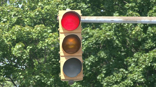 交通灯从红变绿，从停到走视频素材