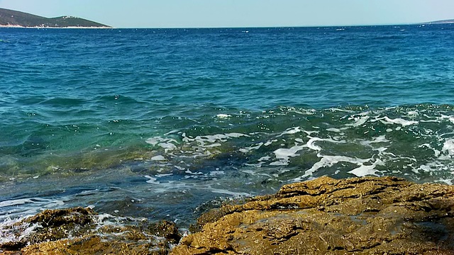 高清慢动作:海浪在遥远的海滩视频素材