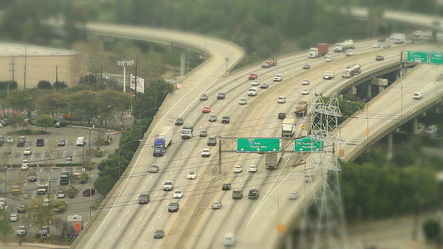 鸟瞰的高速公路tilt-shift视频下载