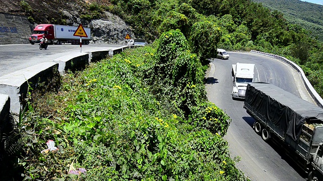 越南岘港富家山口的车辆正在行驶视频素材