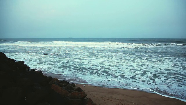 在印度安得拉邦维萨卡帕特南的Rushikonda海滩上海浪移动的景象视频素材