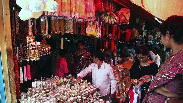 印度安得拉邦，人们在Simhachalam Temple / Visakhapatnam购物视频素材