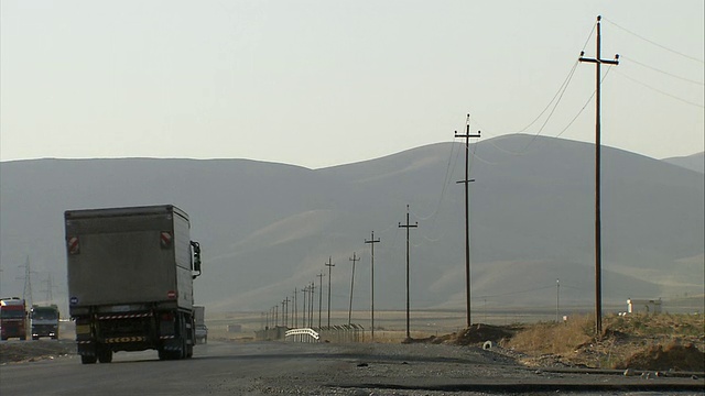 WS View of Traffic moving on highway前hills和telephone pole / Sulaymaniyah, Kurdistan, Iraq视频下载