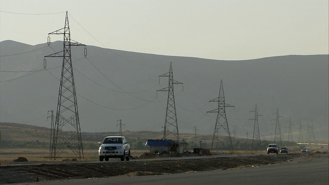 WS View of Traffic moving on highway前hills和telephone pole / Sulaymaniyah, Kurdistan, Iraq视频下载