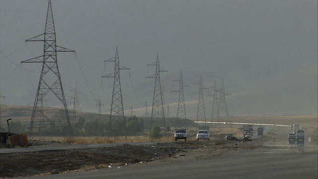 WS View of Traffic moving on highway前hills和telephone pole / Sulaymaniyah, Kurdistan, Iraq视频下载