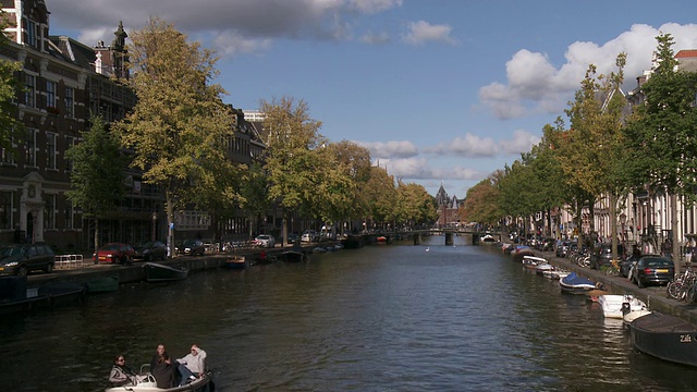 MS Shot of kloveniers burgval canal / Amsterdam，荷兰北部视频素材